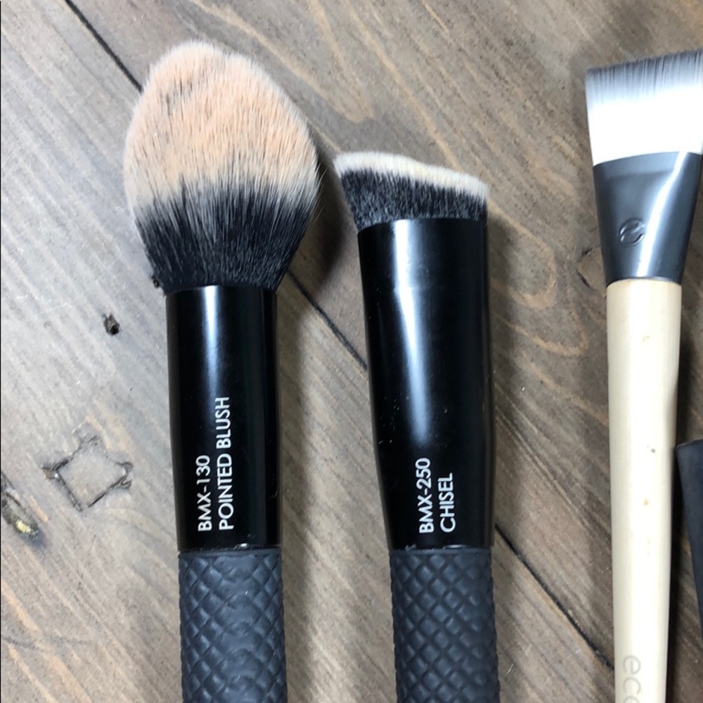 Assorted Makeup Brushes - Picture 6 of 7